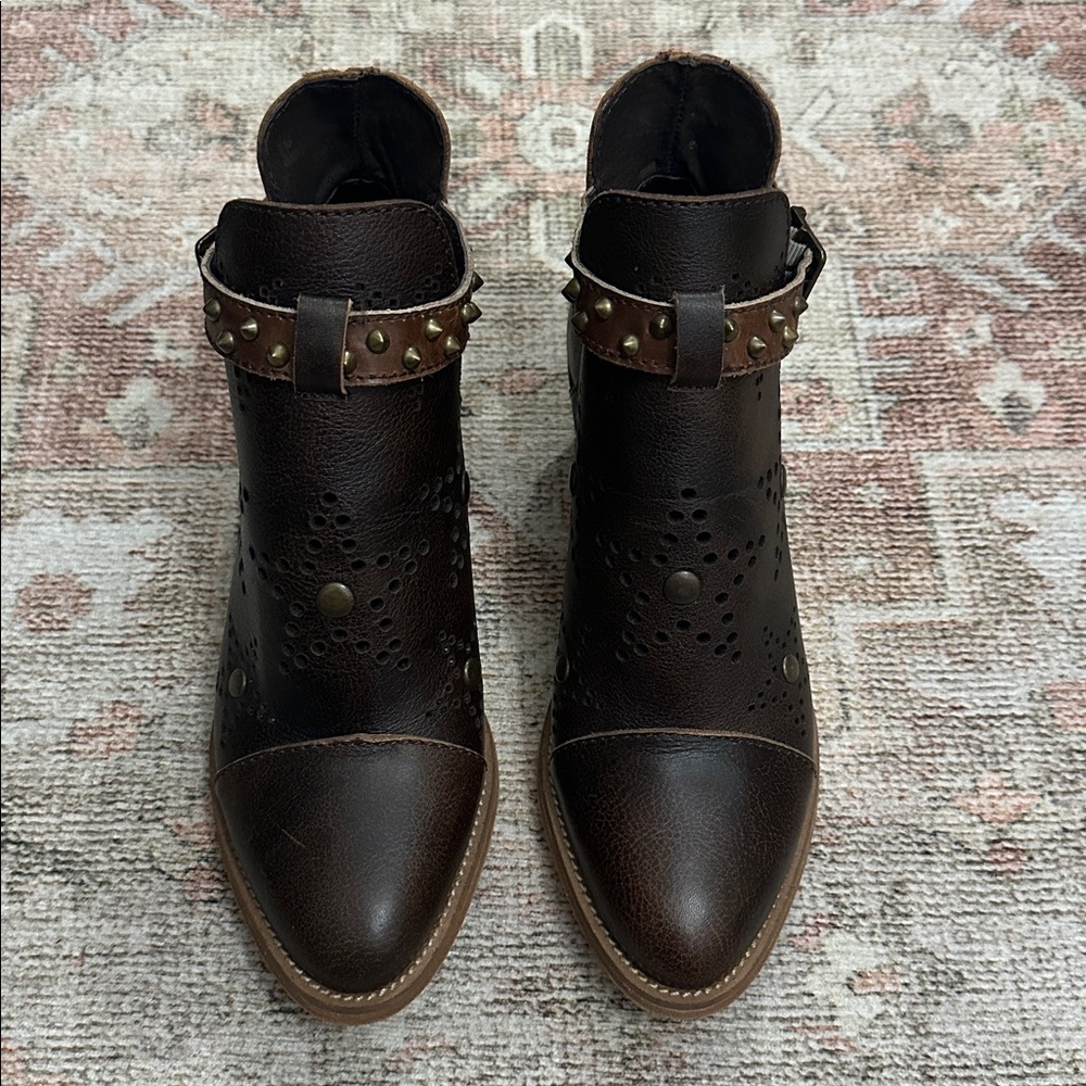 Woman’s NWOTs Corral Circle G Leather Ankle Star Studded Booties - Picture 2 of 10